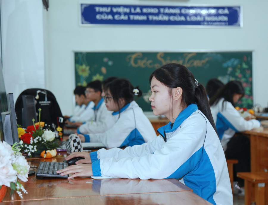 Học sinh Trường THPT chuyên Sơn Tây (Hà Nội). img-0169.jpg