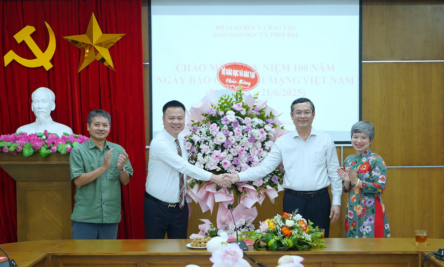 Thứ trưởng Nguyễn Văn Phúc chúc mừng Báo Giáo dục và Thời đại nhân ngày Báo chí Cách mạng Việt Nam.
