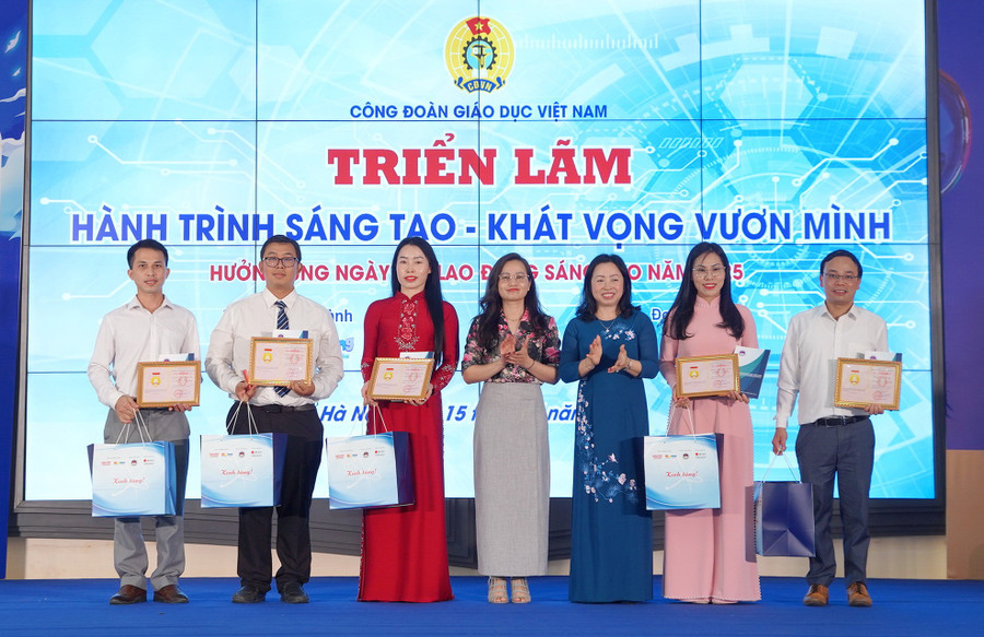 Ban tổ chức trao quà cho các nhà khoa học. dsc01354.jpg