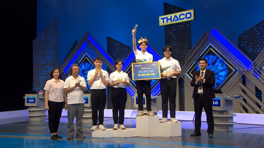 Đoàn Thanh Tùng giành vòng nguyệt quế.