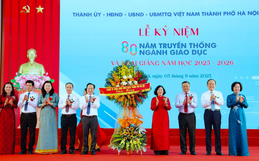 Các đồng chí lãnh đạo thành phố tặng hoa chúc mừng cán bộ, giáo viên, nhân viên ngành Giáo dục Hà Nội và Trường THPT Phan Huy Chú. khai-giang-ha-noi.jpg