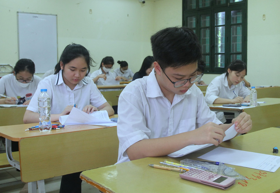 Các thí sinh trước giờ làm bài thi môn Toán. img-4882.jpg