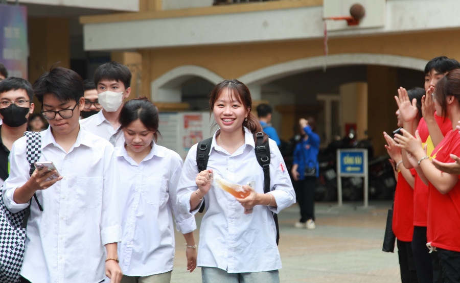 Tại điểm thi Trường THPT Trần Nhân Tông, nhiều thí sinh bày tỏ khá thích thú với đề thi Ngữ văn năm nay, với rất nhiều đổi mới. img-0621.jpg