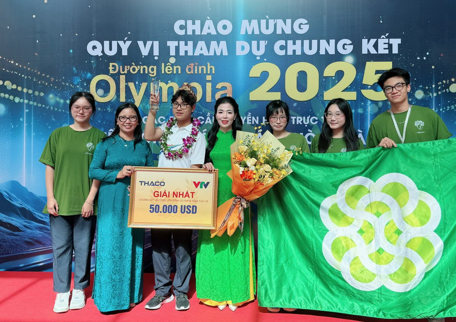 Thầy cô, bạn bè chúc mừng Bảo Khánh sau thời khắc giành vòng nguyệt quế. 571106012-25091207317226646-7696849832255342941-n.jpg