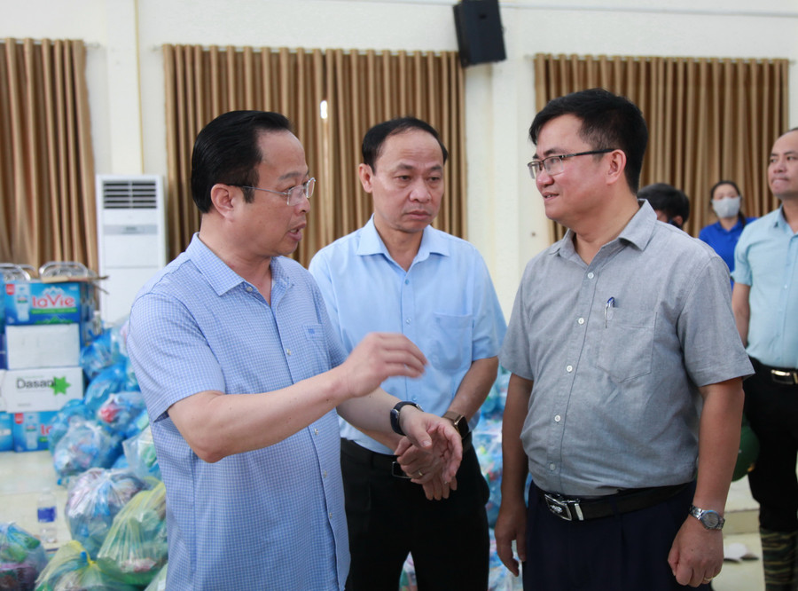 Giám đốc Sở GD&ĐT Hà Nội Trần Thế Cương trao đổi với lãnh đạo địa phương. img-0244.jpg