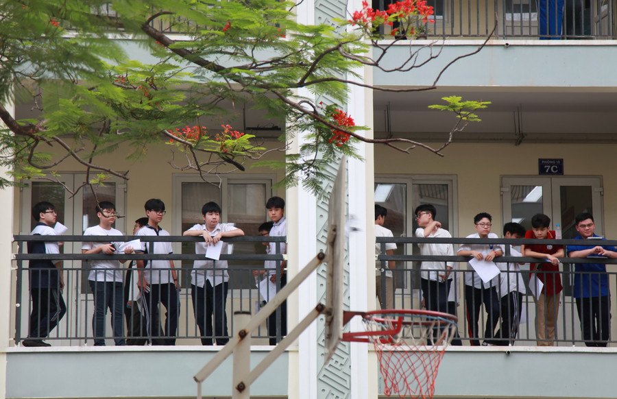 Các thí sinh chuẩn bị vào phòng thi. img-0254.jpg