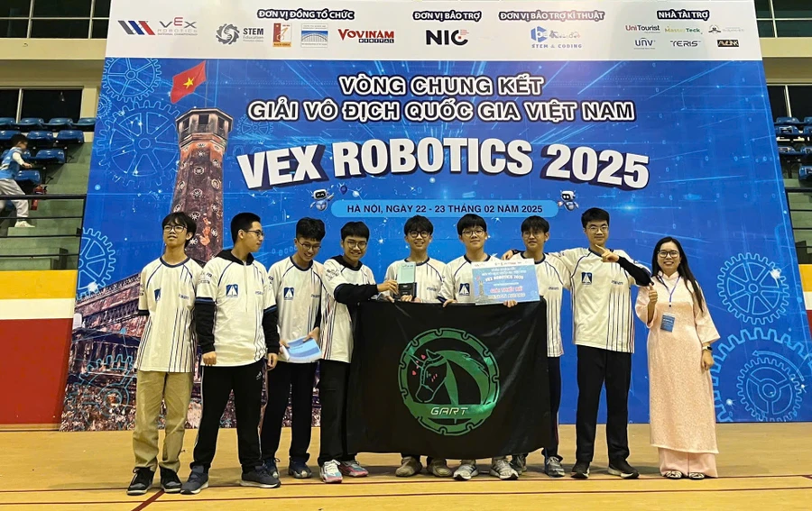 Đội GreenAms Robotics đến từ Trường THPT chuyên Hà Nội - Amsterdam giành chiến thắng tại giải vô địch VEX Robotics 2025.