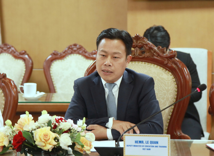Thứ trưởng Bộ GD&ĐT Lê Quân trao đổi tại buổi làm việc. img-0029.jpg
