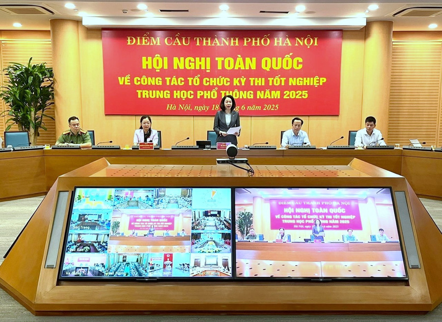 Bà Vũ Thu Hà - Phó Chủ tịch UBND TP Hà Nội báo cáo công tác chuẩn bị tổ chức kỳ thi tốt nghiệp THPT. bao-cao.jpg
