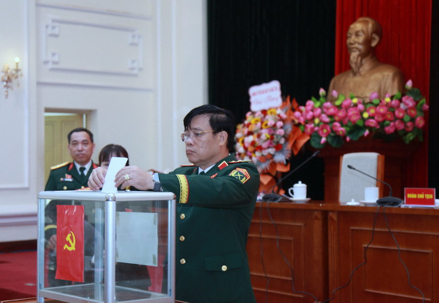 Đoàn Chủ tịch bỏ phiếu bầu cử tại Đại hội. img-0190.jpg