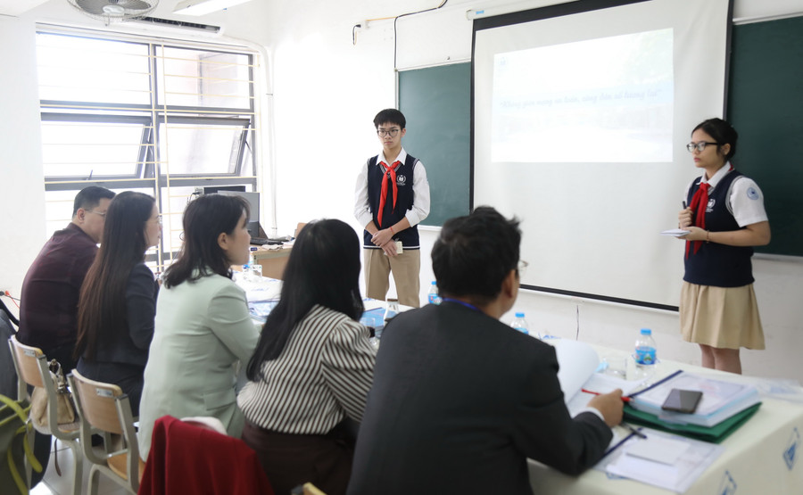 Học sinh thuyết trình đề tài trước Ban Giám khảo.