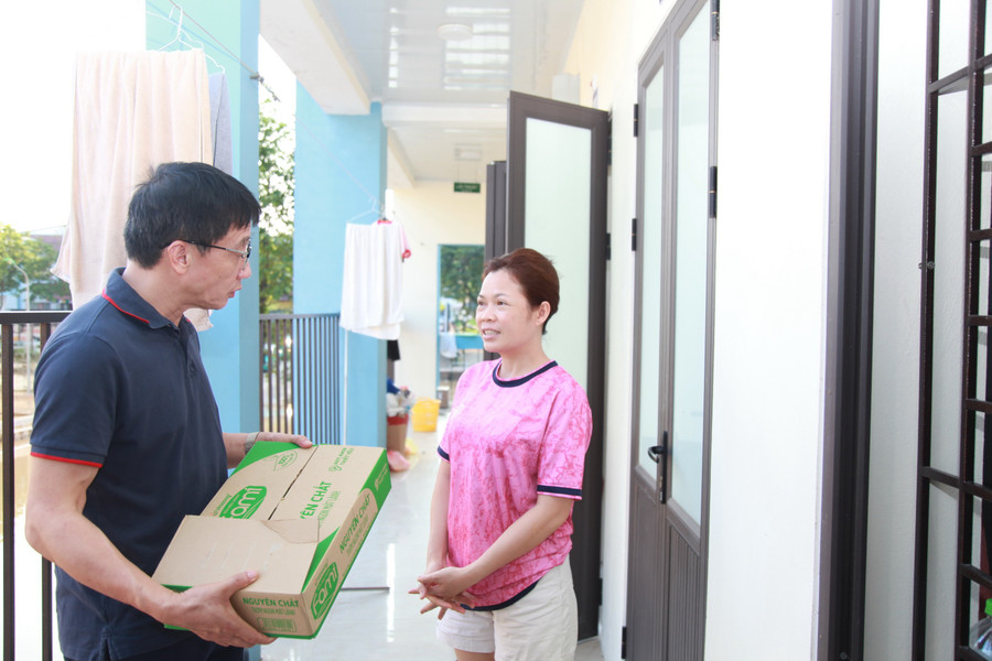 Chủ tịch Công đoàn Giáo dục Việt Nam Nguyễn Ngọc Ân trao hỗ trợ cho lưu học sinh Lào đang học tập tại Đại học Thái Nguyên. img-0176.jpg