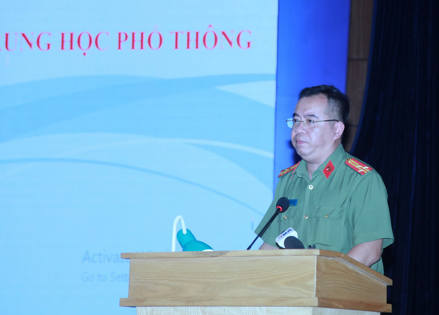 Đại diện Công an Thành phố Hà Nội hướng dẫn cách nhận diện các thiết bị công nghệ cao có thể được sử dụng để gian lận trong kỳ thi. img-0036.jpg