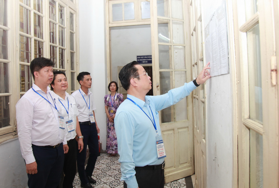 Trước giờ thi, Giám đốc Sở GD&ĐT Hà Nội Trần Thế Cương kiểm tra công tác chuẩn bị cơ sở vật chất tại điểm thi Trường THPT Trần Phú. img-0155.jpg