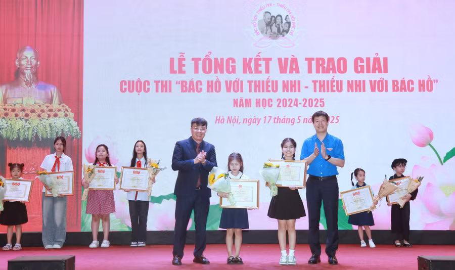 Ban tổ chức trao giải Nhất cho các học sinh.