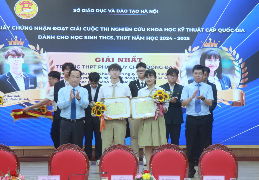 Giám đốc Sở GD&ĐT Hà Nội Trần Thế Cương và Phó Giám đốc Sở GD&ĐT Hà Nội Phạm Quốc Toản trao giấy chứng nhận cho nhóm học sinh Trường THPT Phan Huy Chú - Đống Đa. img-0196.jpg