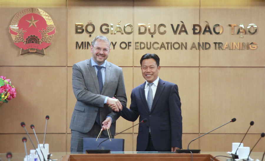 Thứ trưởng Bộ GD&ĐT Lê Quân tiếp và làm việc với ông Konstantin Mogilevsky - Thứ trưởng Bộ Khoa học và Giáo dục Đại học Liên bang Nga.