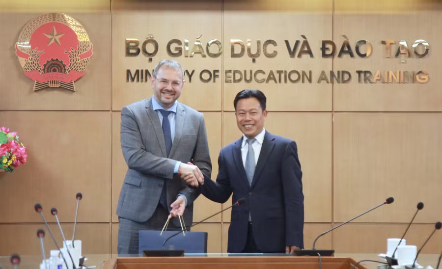 Thứ trưởng Bộ GD&ĐT Lê Quân tiếp và làm việc với ông Konstantin Mogilevsky - Thứ trưởng Bộ Khoa học và Giáo dục Đại học Liên bang Nga.