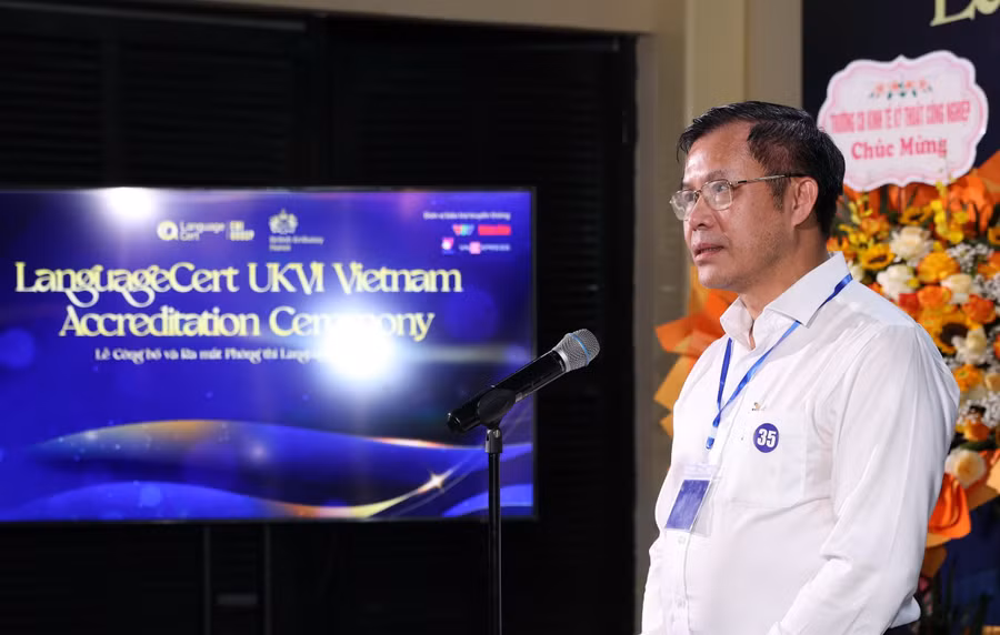 Ông Lê Mỹ Phong - Phó Cục trưởng Cục Quản lý chất lượng (Bộ GD&amp;ĐT) phát biểu chúc mừng trung tâm.