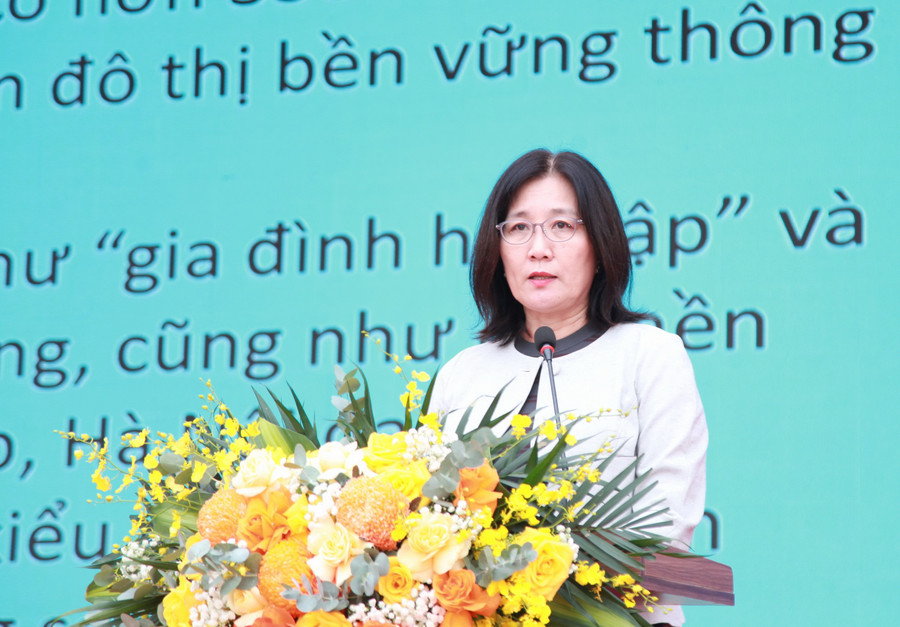 Bà Miki Nozawa - Trưởng bộ phận Giáo dục, Văn phòng UNESCO tại Việt Nam chia sẻ tại hội nghị. img-0163.jpg