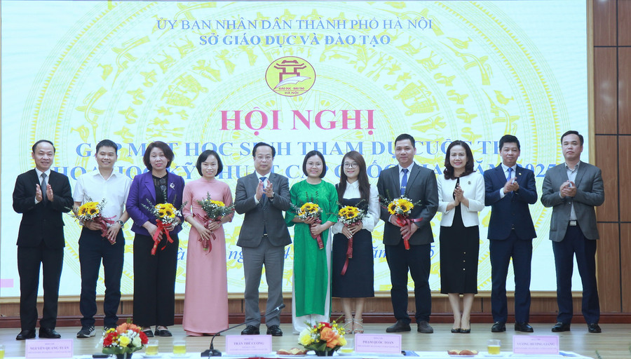 Lãnh đạo Sở GD&ĐT chúc mừng các thầy cô có học sinh lọt vòng thi cấp quốc gia. img-0204.jpg