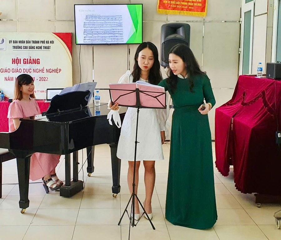 Nhà giáo, nghệ sĩ Lê Thị Kim Tuyến hướng dẫn học trò. tuyen-1.jpg