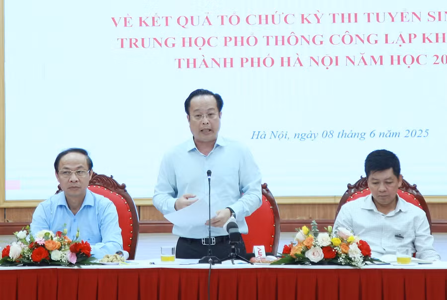 Giám đốc Sở GD&amp;ĐT Hà Nội Trần Thế Cương phát biểu tại hội nghị.