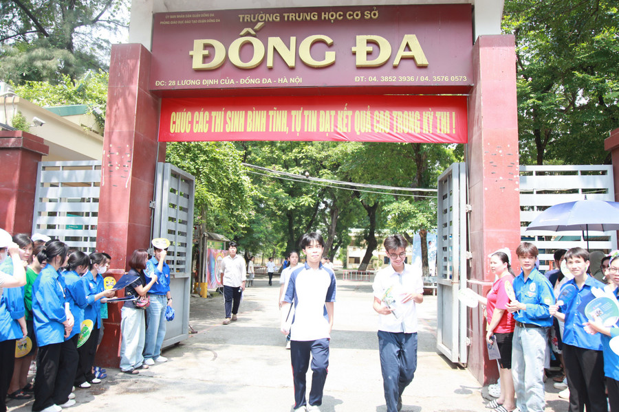 Các thí sinh đầu tiên hoàn thành bài thi tại điểm thi Trường THCS Đống Đa (quận Đống Đa). img-0108.jpg