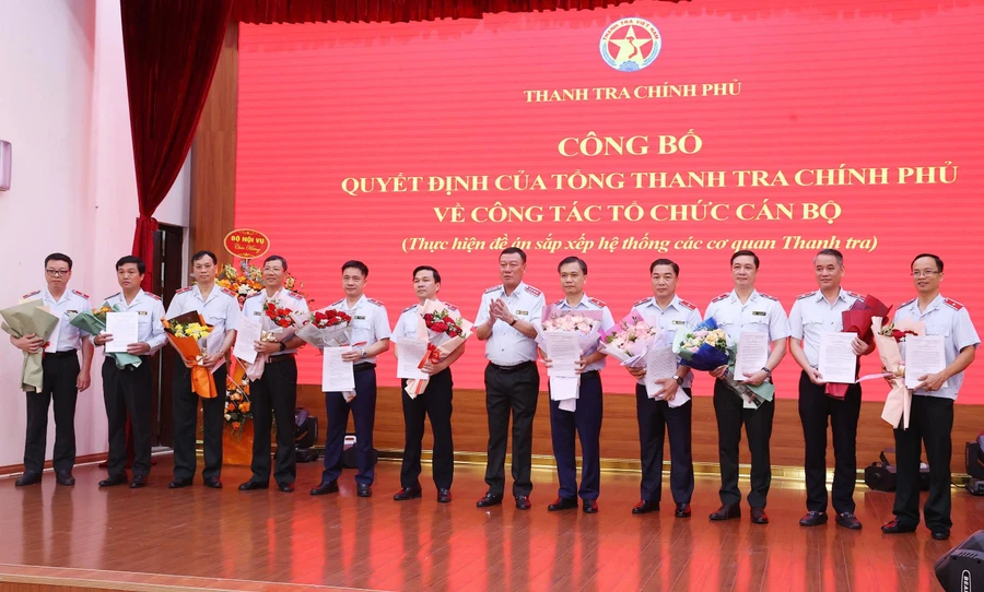 Ông Đoàn Hồng Phong - Tổng Thanh tra Chính phủ trao các quyết định về công tác cán bộ tại Thanh tra Chính phủ.