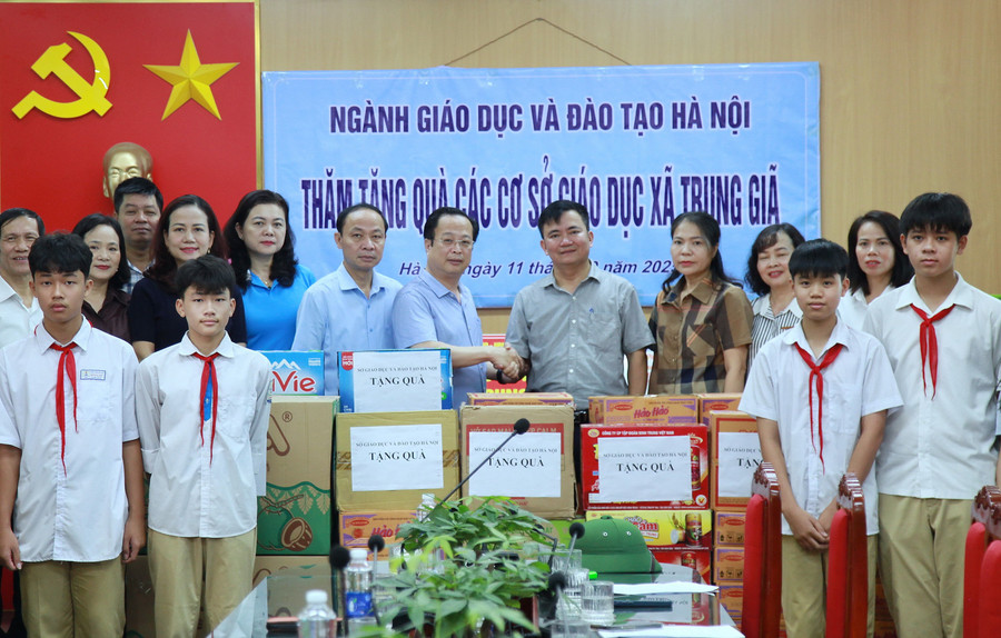 Ngành GD&ĐT Hà Nội thăm, tặng quà các cơ sở giáo dục xã Trung Giã. img-0144.jpg