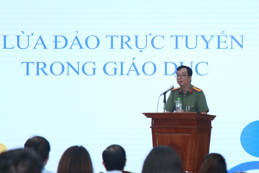 Chuyên đề “Nhận diện và phòng ngừa các phương thức lừa đảo trên không gian mạng” do Thiếu tá Đào Mạnh Tú, Cục An ninh mạng và phòng, chống tội phạm sử dụng công nghệ cao trình bày. img-0026.jpg