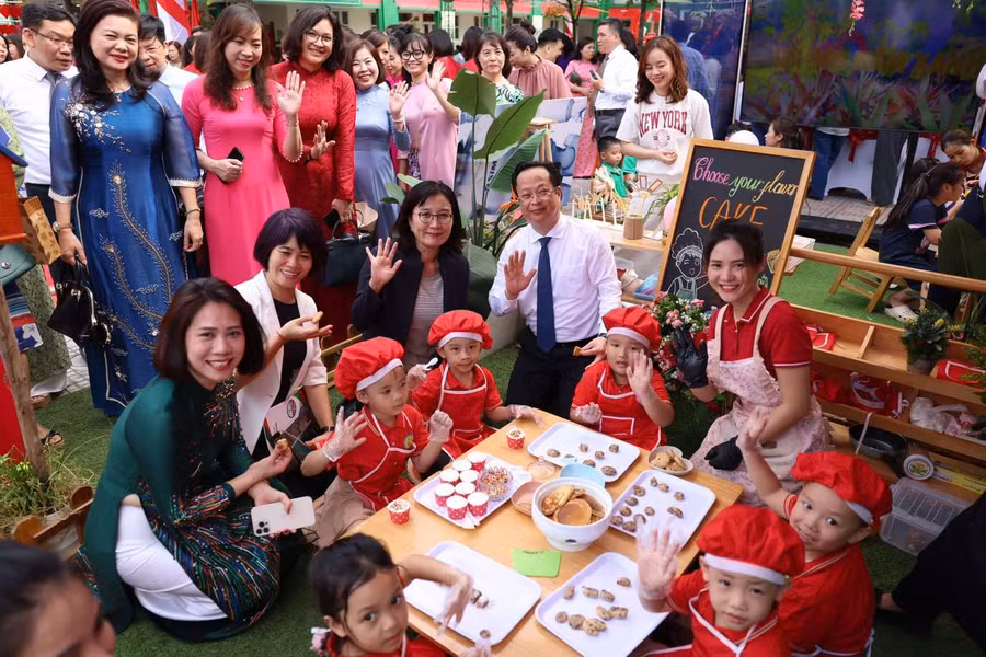 Các đại biểu, nhà giáo cùng tham gia các hoạt động trải nghiệm với học sinh. 