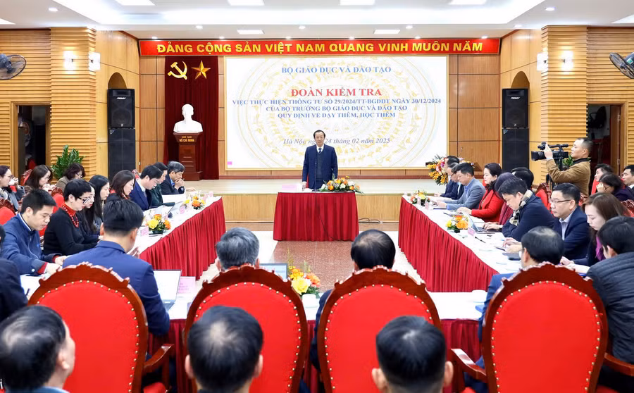 Thứ trưởng Phạm Ngọc Thưởng chủ trì buổi làm việc tại Sở GD&ĐT Hà Nội.