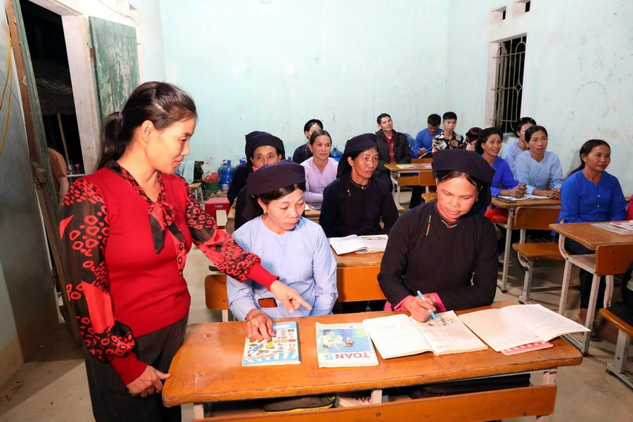 Các lớp xóa mù chữ đã đạt được hiệu quả tích cực, góp phần nâng cao trình độ dân trí, xóa nghèo bền vững. lop-xoa-mu-10-5354.jpg