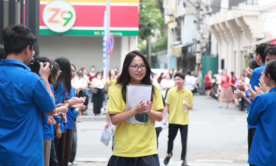 Thí sinh tự tin bước vào phòng thi sáng 27/6. img-0263.jpg
