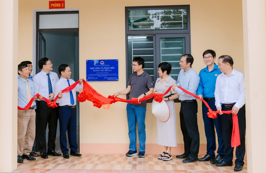 Các đại biểu thực hiện nghi thức cắt băng khánh thành công trình.