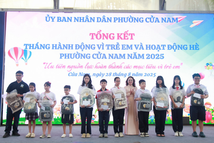 Bà Trịnh Ngọc Trâm - Phó Chủ tịch UBND phường Cửa Nam trao thưởng cho các học sinh tiêu biểu. img-0280.jpg