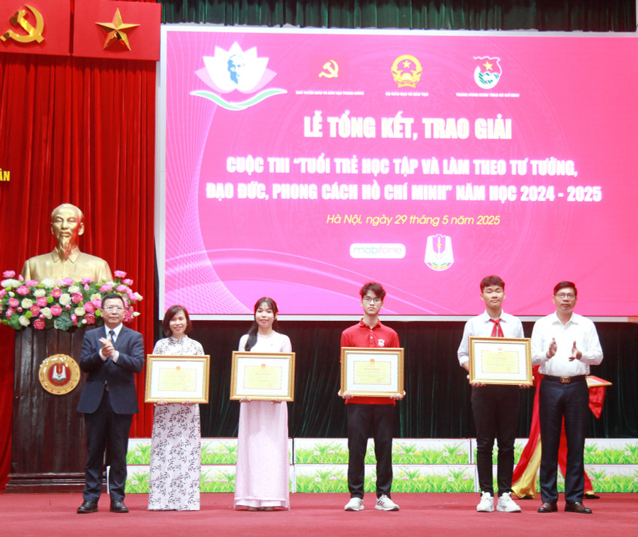 Ban tổ chức trao thưởng cho các thí sinh đoạt giải Nhì. img-0033.jpg