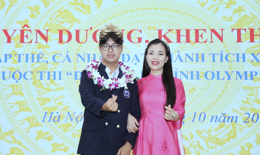 Trần Bùi Bảo Khánh và cô giáo chủ nhiệm Bùi Thị Thu Hà. img-0267.jpg
