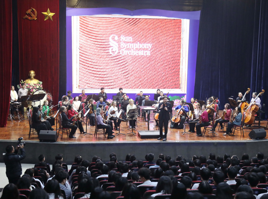 Dàn nhạc giao hưởng Mặt trời giao lưu cùng học sinh Trường THPT chuyên Hà Nội – Amsterdam.