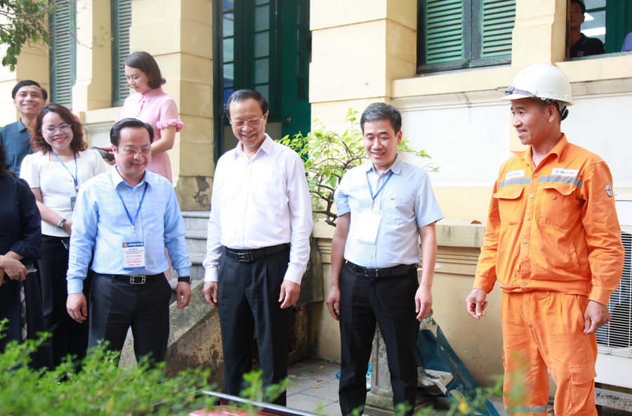 Thứ trưởng Phạm Ngọc Thưởng kiểm tra hệ thống máy phát điện dự phòng. img-0269.jpg