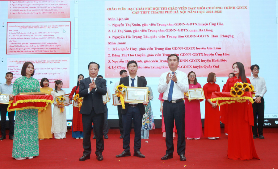 Giám đốc Sở GD&ĐT Hà Nội Trần Thế Cương, Phó Giám đốc Sở GD&ĐT Hà Nội Nguyễn Hồng Dân trao thưởng cho các giáo viên đoạt giải Nhì. img-0127.jpg