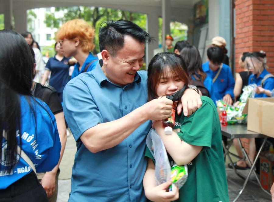 Bố chúc mừng con gái sau kỳ thi quan trọng. img-0517.jpg