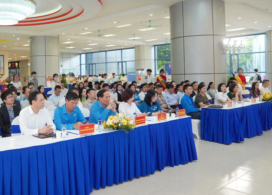 Các đại biểu dự chương trình. dsc01021.jpg