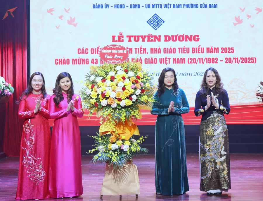 Đại diện Sở GD&ĐT Hà Nội tặng hoa chúc mừng Phòng Văn hóa - Xã hội và các nhà trường.