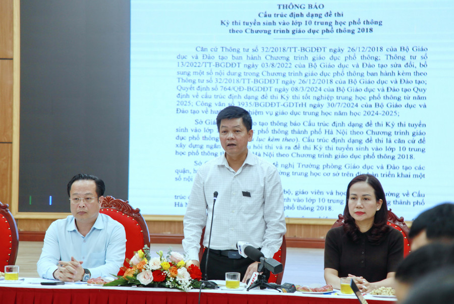Ông Phạm Quốc Toản - Phó Giám đốc Sở GD&ĐT Hà Nội thông tin về công tác ra đề thi. img-0001.jpg