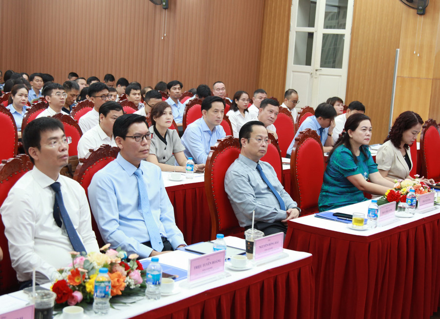Các đại biểu dự lễ khai giảng. img-0203.jpg