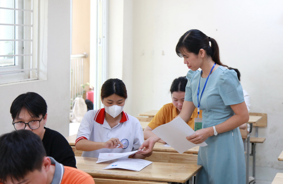 Giám thị kiểm tra thông tin của thí sinh. img-0194.jpg
