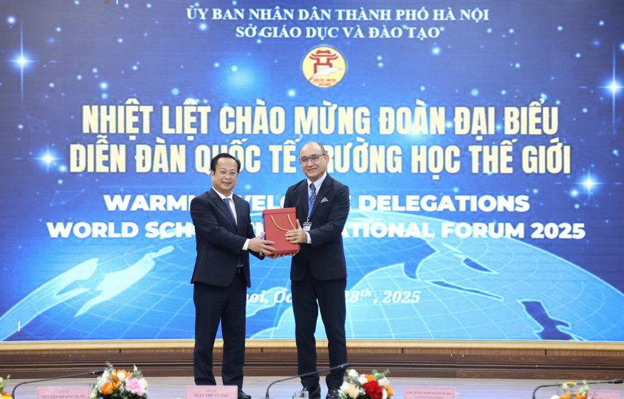 Giám đốc Sở GD&ĐT Hà Nội tặng quà ông Matsudaira Daryoosh - Giám đốc Tổ chức World School. Giám đốc Sở GD&ĐT Hà Nội tặng quà ông Matsudaira Daryoosh - Giám đốc Tổ chức World School.