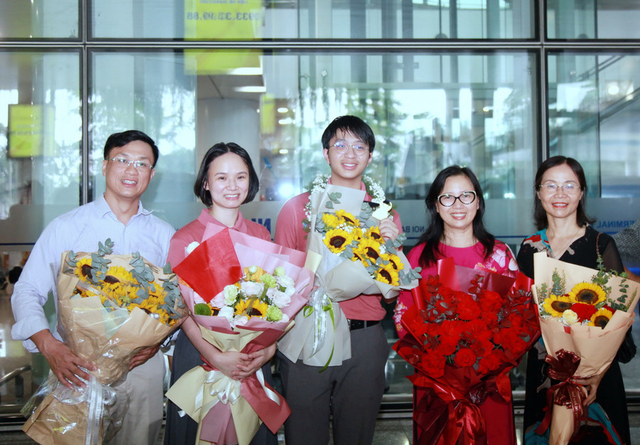 Các thầy cô giáo Trường THPT chuyên Hà Nội - Amsterdam chúc mừng thành tích của Nguyễn Mạnh Tuấn. img-0429.jpg